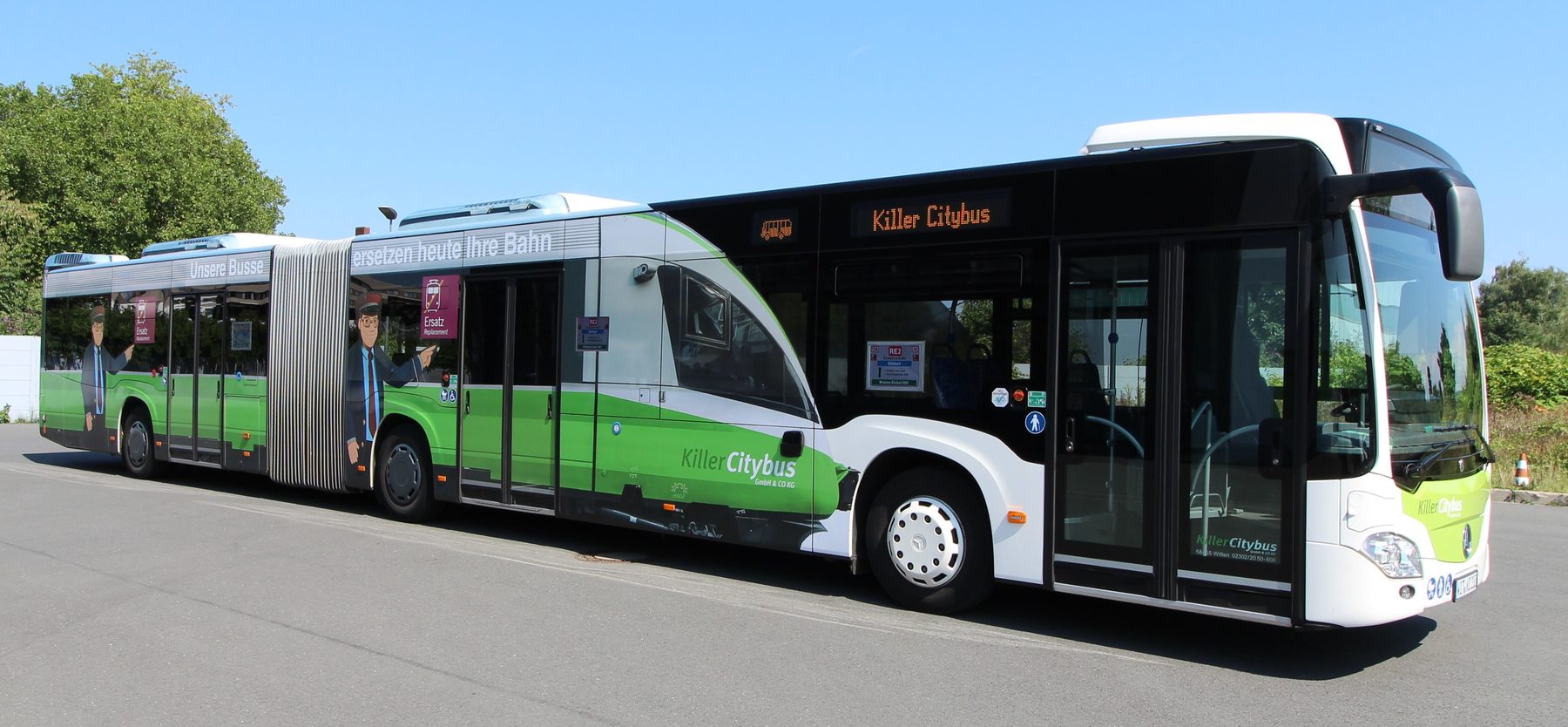 Gelenkbus von Killer Citybus im Schienenersatzverkehr mit der Aufschrift „Unsere Busse ersetzen heute Ihre Bahn“.