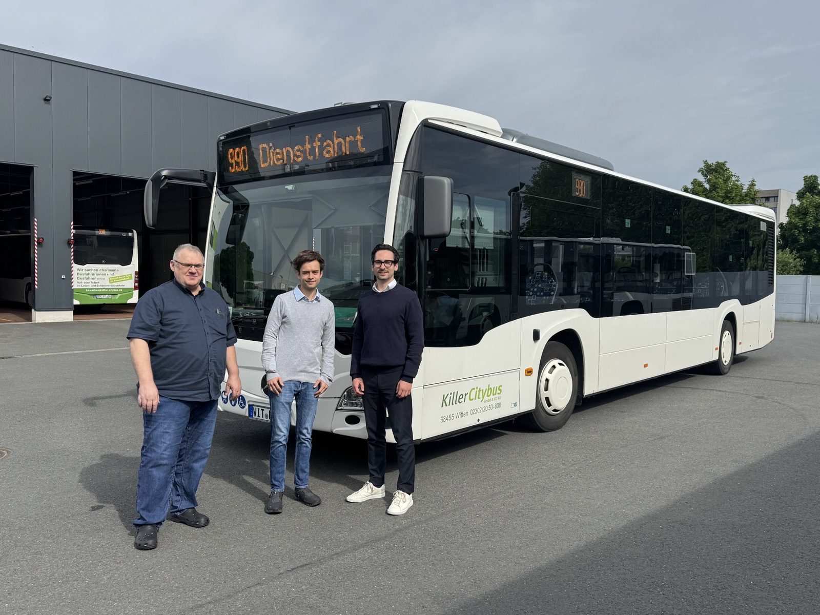 Peter Killer, Matthias Brüning und Gregory Wagner vor einem weißen Killer Citybus auf dem Hof in Witten.